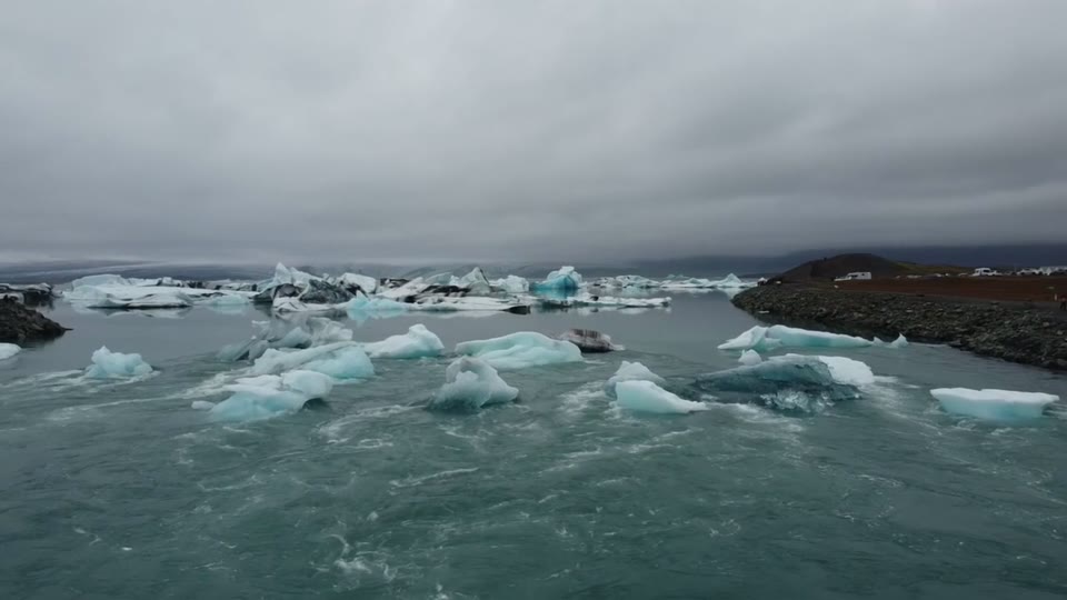 Vista aérea de una laguna glacial entre bloques de hielo
