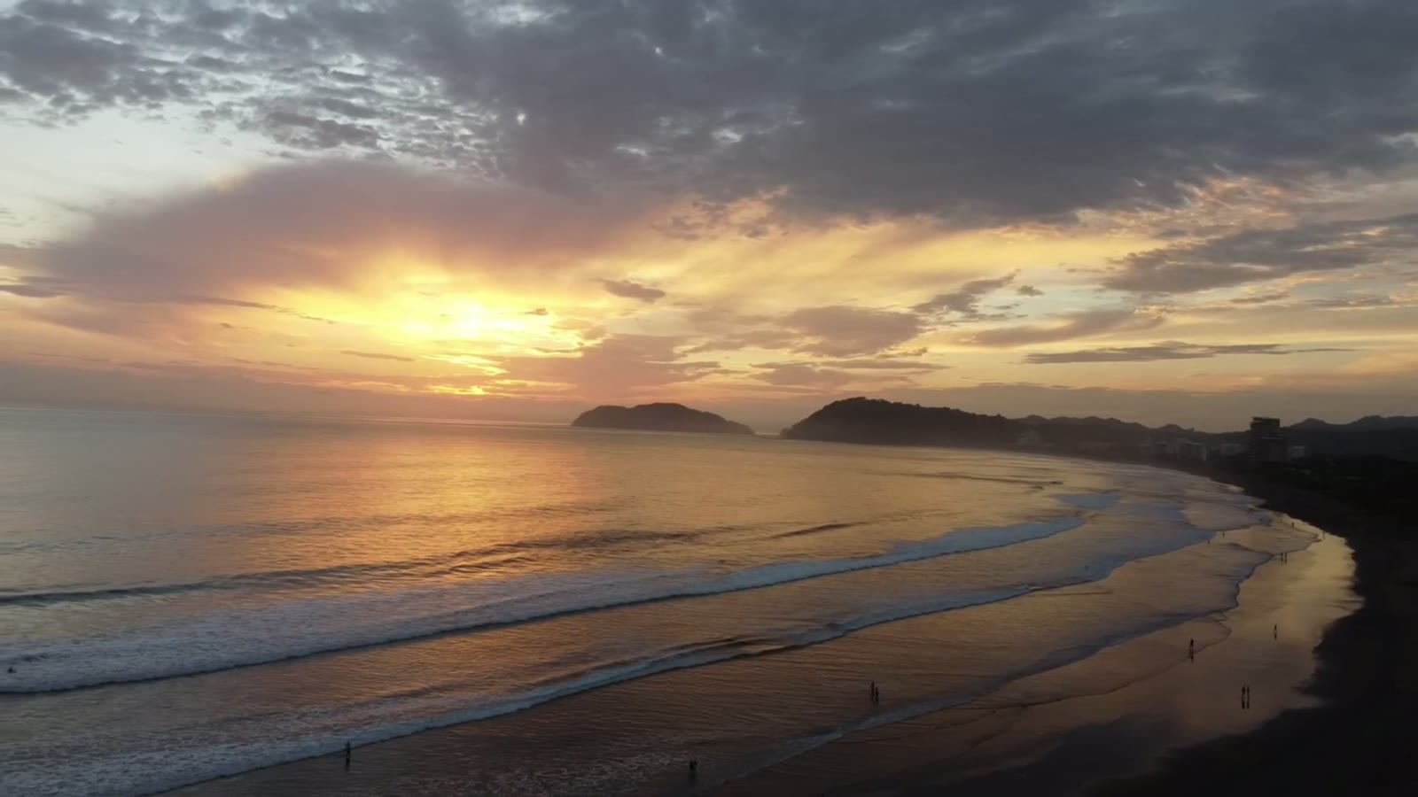 Vista aérea de una playa al atardecer