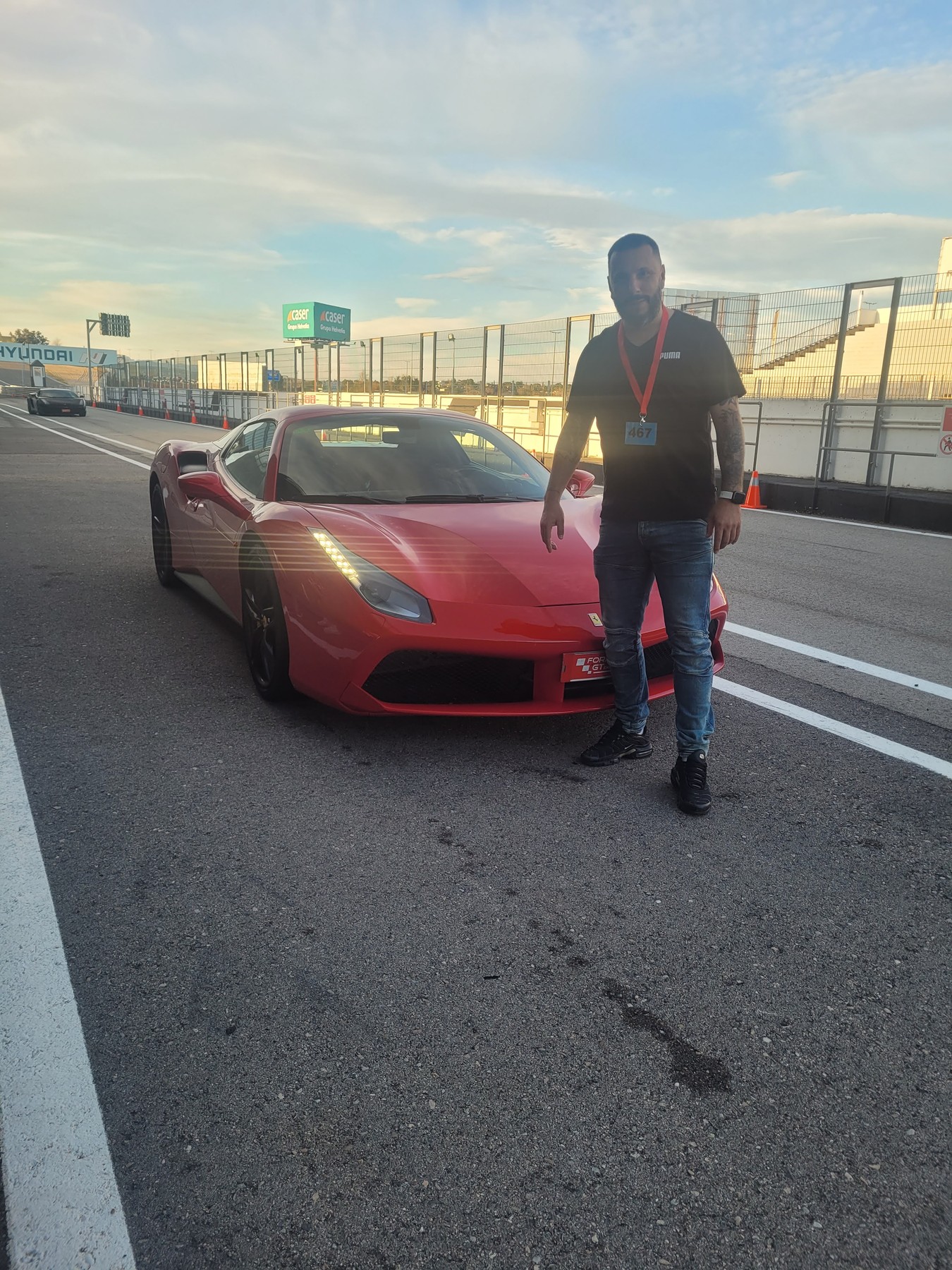 FUNESMA79 junto a un Ferrari en un circuito, tarde soleada