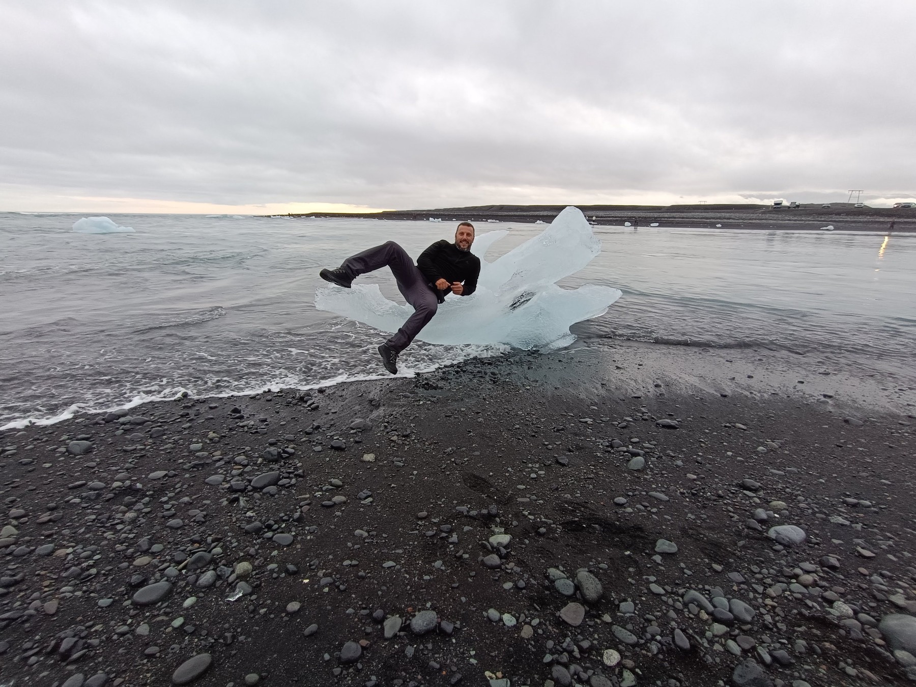 FUNESMA79 sobre un bloque de hielo en una playa de arena negra