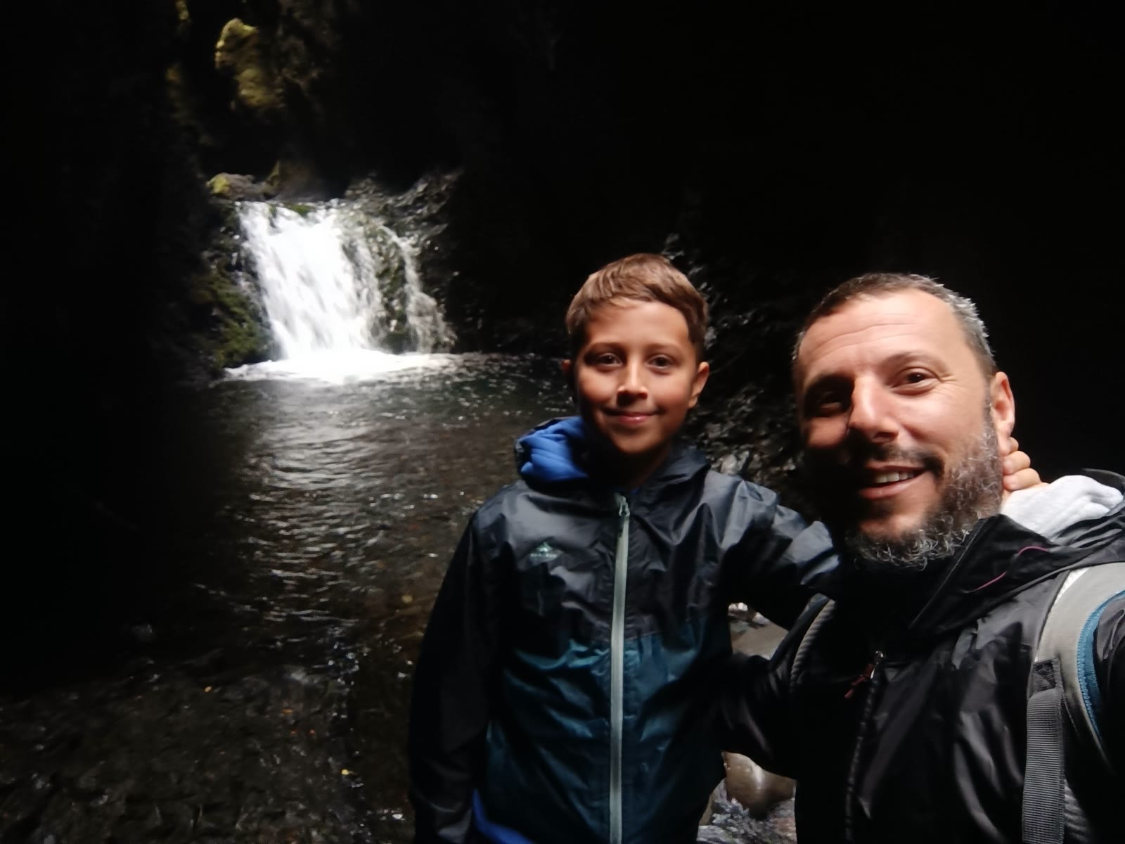 Dos personas junto a una cascada en Islandia